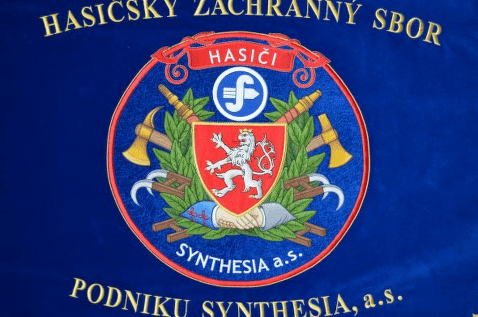 HZS podniku Synthesia, a.s. vyšívaný hasičský prapor (4)