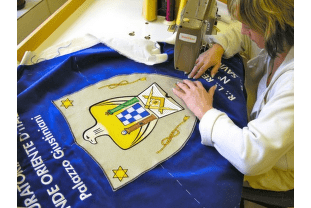 Vyšívaná zednářská korouhev do Itálie