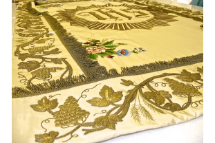 Baldachýn umělecky vyšívaný