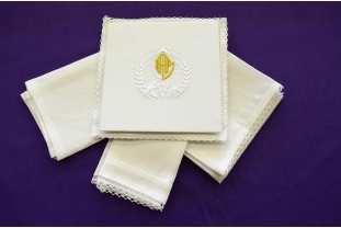 Kališní souprava, palla s výšivkou, kapesníček, korporál s krajkou, purifikatorium s krajkou, lavábo (1)