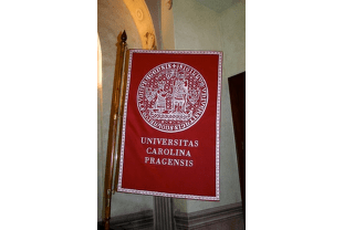 Univerzita Karlova v Praze vyšívaná vlajka