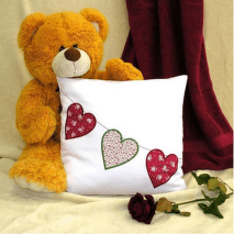 Vyšívaný saténový polštářek k Valentýnu s motivem srdíček