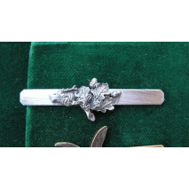 Kravatová spona - jelen s dubovým zdobením