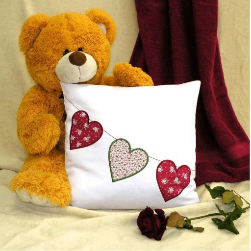 Vyšívaný saténový polštářek k Valentýnu s motivem srdíček