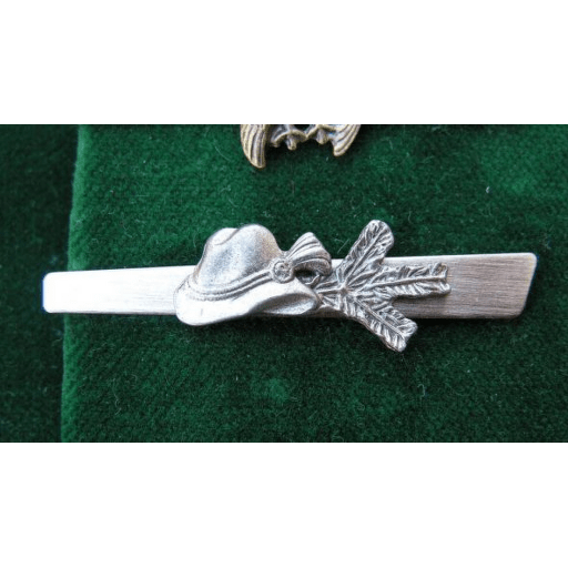 Kravatová spona - myslivecký klobouk se zdobením - stříbrný matný